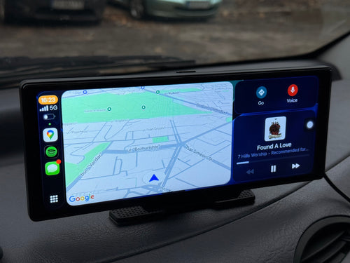 Автомобилен външен дисплей, показващ Google Maps навигация и музикален панел чрез CarPlay.