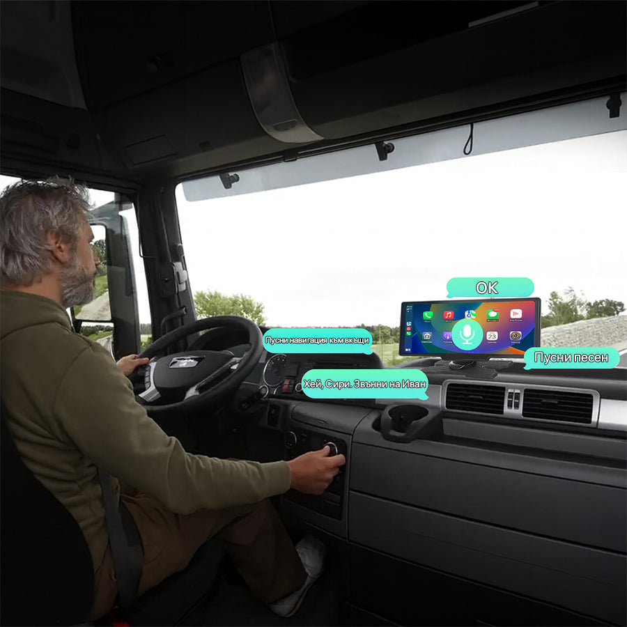 Шофьор в камион използва външен CarPlay дисплей с гласови команди, показан на таблото.